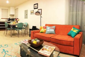 Living area - Eviestays Studio Close to OU, Downtown (Norman)