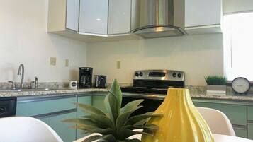 Eviestays! Studio close to OU, Downtown | Private kitchen | Fridge, microwave, oven, stovetop