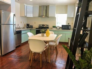 Eviestays! Studio close to OU, Downtown | In-room dining - Eviestays Studio Close to OU, Downtown (Norman)