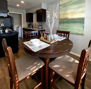 Dining - Evie's Campus-close 2 bedroom luxury (Norman)