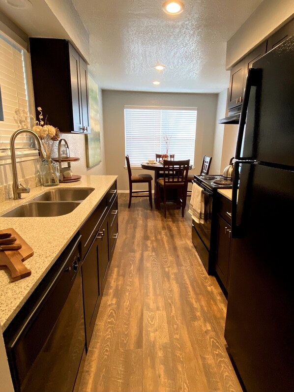 New Evie's Luxury 2-bed 1 bath | Cozinha privada | Geladeira grande, micro-ondas, fogão, cooktop