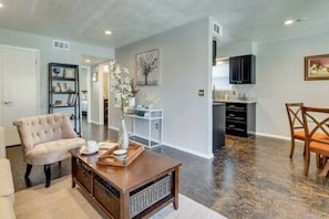 Evie's Campus-close 2 bedroom luxury | Living area