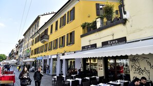 A street with outdoor seating at a Japanese restaurant. - navigli design week apartment (Milano)