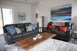 تلفزيون ذكي، مدفأة، ألعاب فيديو، كُتُب