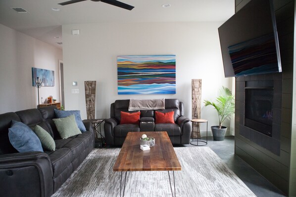 تلفزيون ذكي، مدفأة، ألعاب فيديو، كُتُب