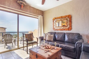 Een televisie, een dvd-speler, boeken en een stereo