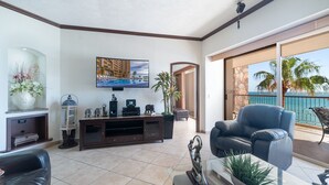 Sala de estar con televisor, sistema de entretenimiento y zona de descanso.