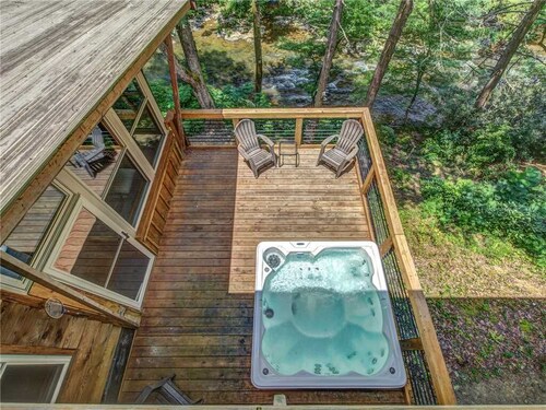 Lil Bear's Den, 3 Bedrooms, Hot Tub, Deck, Wifi, Sleeps 8