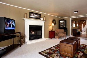 小屋, 多張床, 熱水浴缸 | 客廳 | 42-吋電視、有線頻道、壁爐