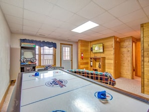 Cabin, Multiple Beds, Hot Tub, Mountain View | Games room