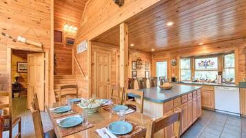 Cabin, Multiple Beds, Hot Tub, Mountain View | Private kitchen