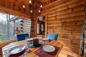 Cabaña, varias camas, hidromasaje, vista a la montaña | Cocina privada | Refrigerador, microondas, parrilla de estufa y lavavajillas