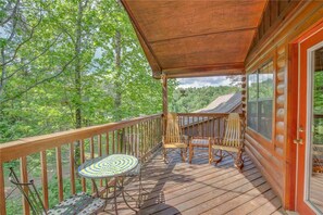 Hytte, 1 kingsize-seng med sovesofa, spabadekar | Balkong