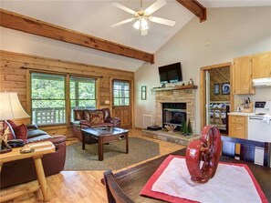 Huisje, 1 kingsize bed, hot tub | Woonkamer | Een 42-inch televisie met kabelzenders en een open haard