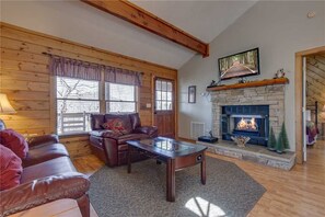 Cabin, 1 King Bed, Hot Tub | Living room