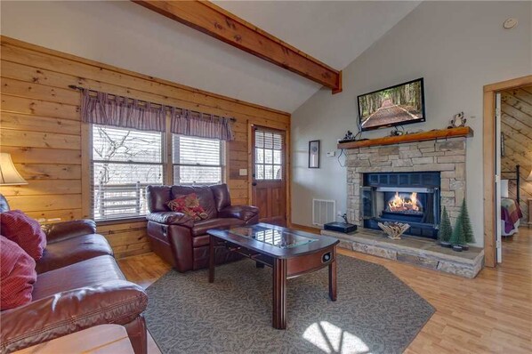 Huisje, 1 kingsize bed, hot tub | Woonkamer | Een 42-inch televisie met kabelzenders en een open haard