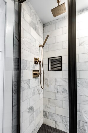 Dusche, Haartrockner, Handtücher, Seife