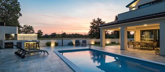 SPECIAL OFFER!* Luxury New Apartment *with pool, gym, bar&grill