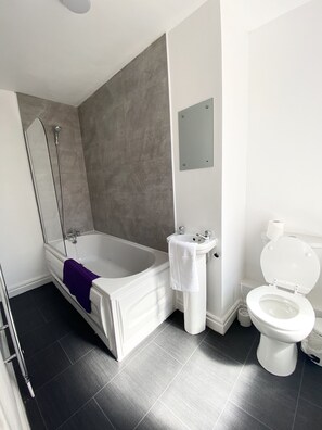 Standard Apartment, Ensuite (Grape Suite ) | Bathroom