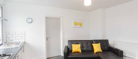 Deluxe Apartment, Private Bathroom (Lemon Suite) | Lounge