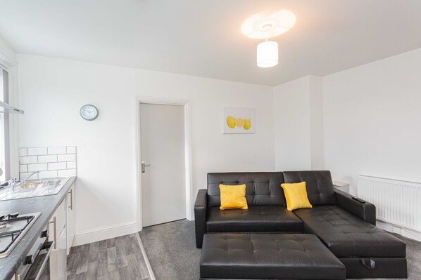 Deluxe Apartment, Private Bathroom (Lemon Suite) | Lounge - Cherry Property - Hornby Road (Blackpool)