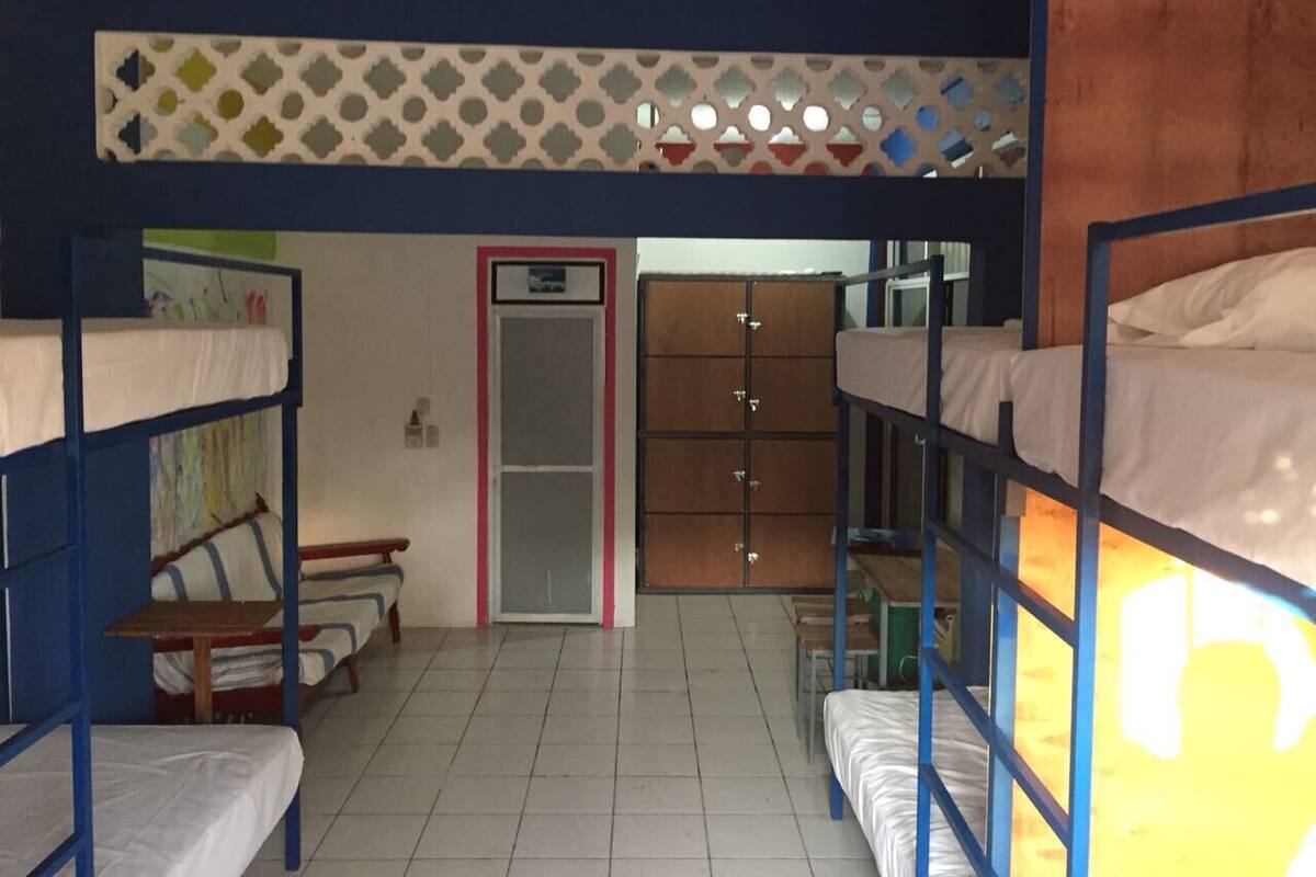 Dormitorio compartido, dormitorio mixto, baño compartido (4 Bunk Beds, 8 People) | Espacio para trabajar con un portátil y tabla de planchar con plancha