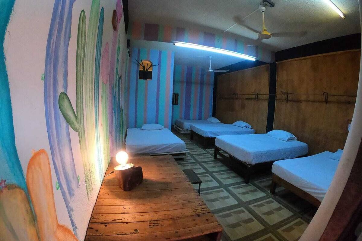 Espacio para trabajar con un portátil y tabla de planchar con plancha