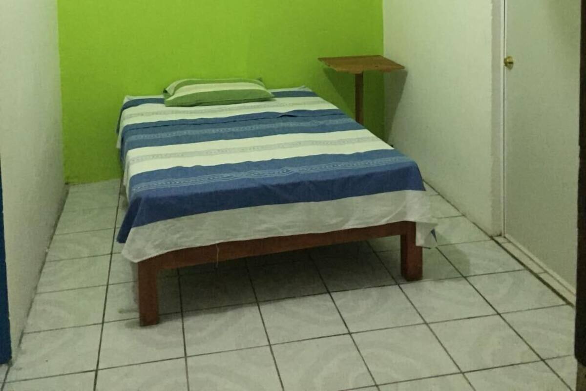 Habitación doble, 1 cama doble | Espacio para trabajar con un portátil y tabla de planchar con plancha