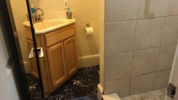 淋浴/盆浴组合、吹风机、毛巾、肥皂