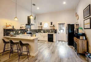 冰箱、微波炉、烤箱、炉灶