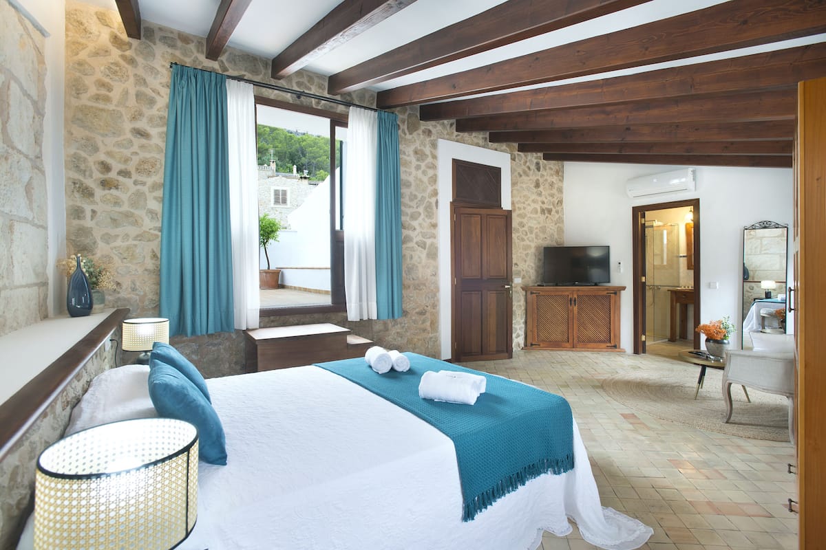 Premium Double Room | Premium bedding, memory foam beds, desk, WiFi (free)