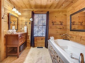 Cabane, plusieurs lits, bain à remous, vue montagne | Salle de bain