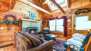 Cabin, nhiều giường, bồn tắm thủy lực, quang cảnh núi | Phòng khách | TV 42-inch có truyền hình cáp, lò sưởi 