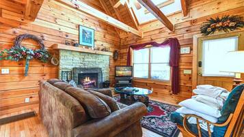 Kabin, Beberapa Tempat Tidur, jet tub, pemandangan gunung | Ruang keluarga | Televisi 42-inci dengan saluran TV kabel dan perapian