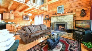 Cabin, nhiều giường, bồn tắm thủy lực, quang cảnh núi | Phòng khách | TV 42-inch có truyền hình cáp, lò sưởi 