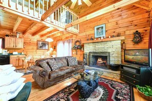 Hytte, flere senger, massasjebadekar, fjellutsikt | Oppholdsrom | En 42-tommers TV med kabel-kanaler samt peis