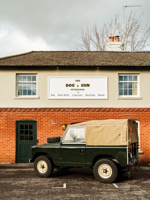 Exterior - The Dog and Gun (Salisbury)