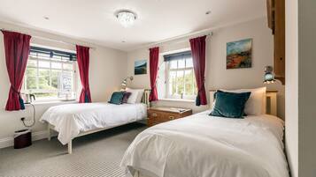 Habitación con 2 camas individuales, baño en la habitación | 1 habitación