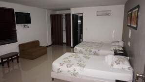 Individually decorated, individually furnished, desk, laptop workspace - Hotel Plaza Norte (Cali)
