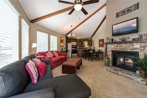 Stuga - flera sängar - bubbelpool - utsikt mot bergen | Vardagsrum | 42-tums tv med kabelkanaler och eldstad