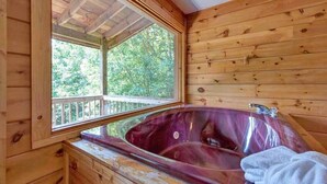 Huisje, 1 kingsize bed, bubbelbad, uitzicht op bergen | Badkamer | Handdoeken