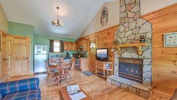 Cabin, 1 King Bed, Hot Tub, Mountain View | Living room | 42-inch TV with cable channels, fireplace