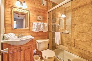 Bathroom - Creekside, 4 Bedrooms, Pool Access, Wifi, Hot Tub, Fireplace, Sleeps 10 (Gatlinburg)