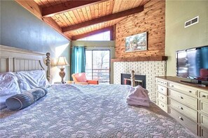 Room - Creekside, 4 Bedrooms, Pool Access, Wifi, Hot Tub, Fireplace, Sleeps 10 (Gatlinburg)