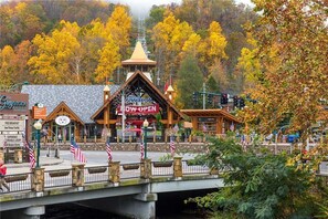 Exterior - Creekside, 4 Bedrooms, Pool Access, Wifi, Hot Tub, Fireplace, Sleeps 10 (Gatlinburg)