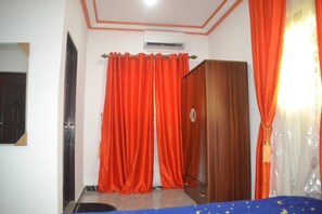 Escritorio, tabla de planchar con plancha, wifi gratis y ropa de cama