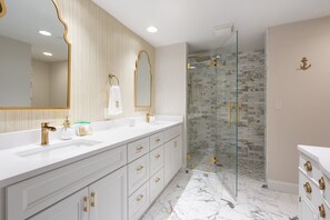 Combined shower/bathtub, towels