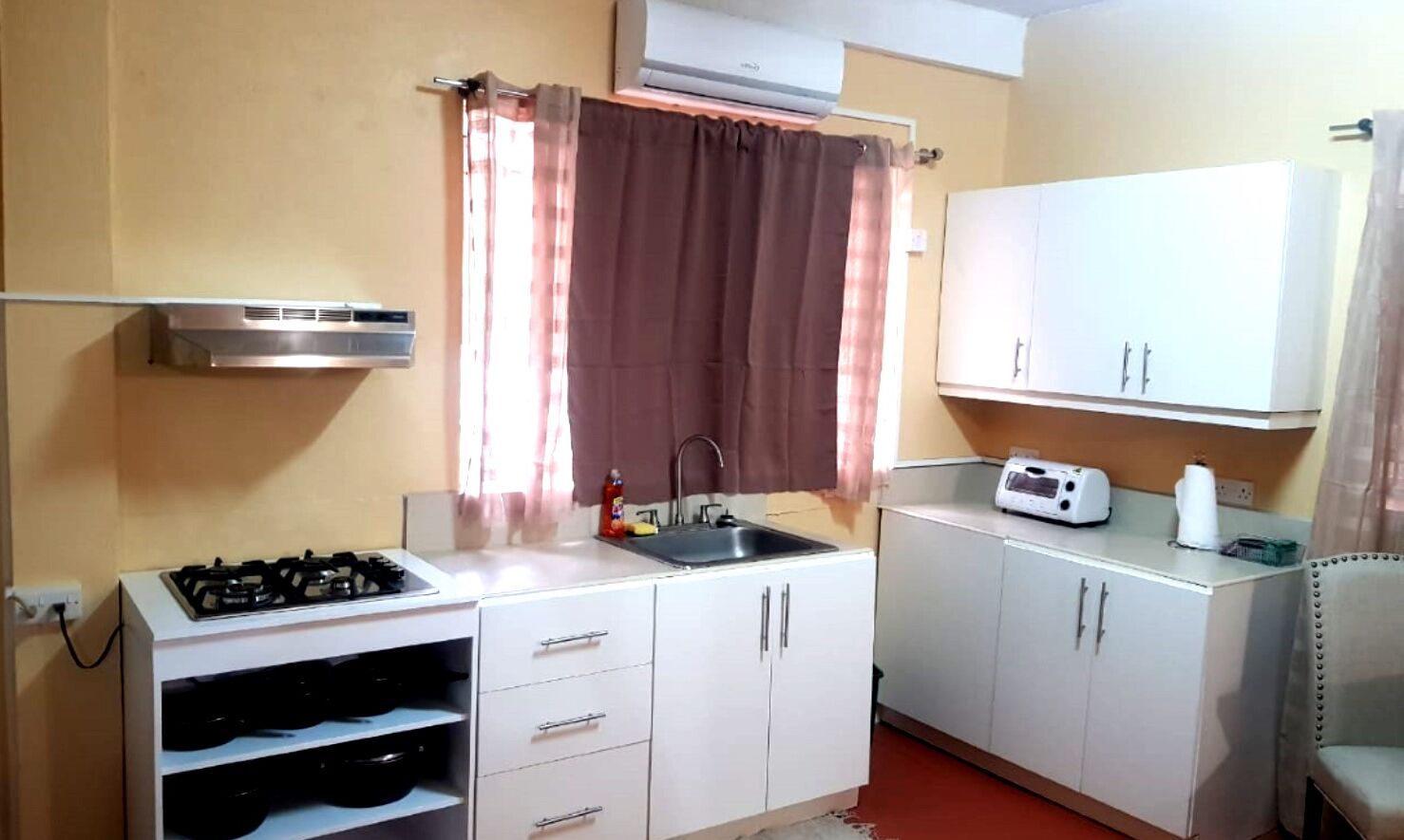 Kühlschrank, Herdplatte, Wasserkocher, Toaster
