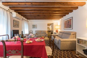 Apartment, 1 Schlafzimmer, 2 Bäder, Gartenblick | Esszimmer