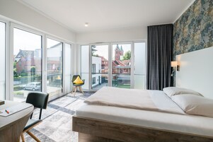 Quarto solteiro conforto | Roupas de cama antialérgicas, cofres nos quartos, escrivaninha